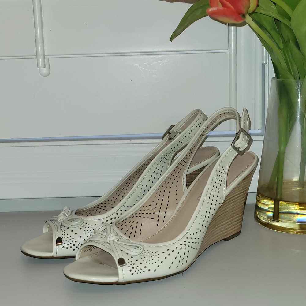 Cream Wedge Sandals With Bow